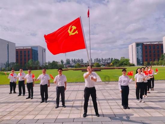 逃离黑与白的房间